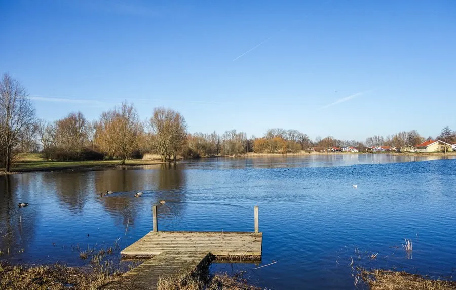 Wasserlauf mit Steg im Feriendorf Neu-Seeland in Otterndorf