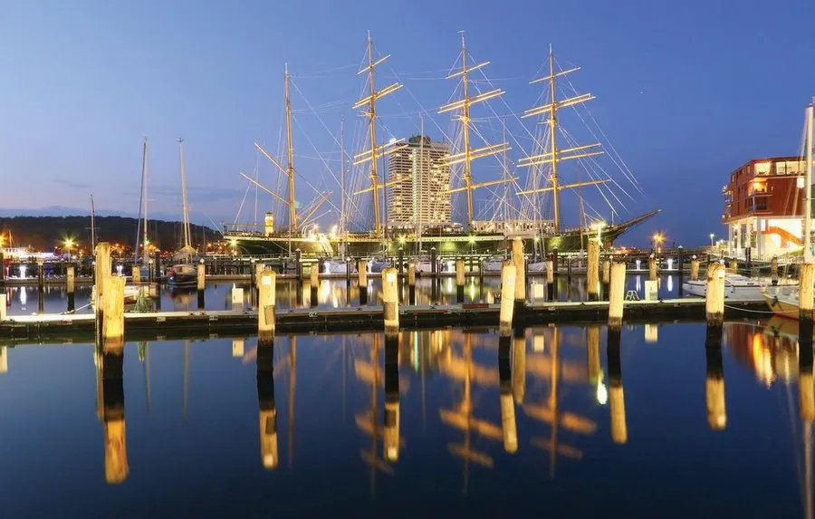 Die Viermastbark Passat im abendlichen Hafen von Travemünde