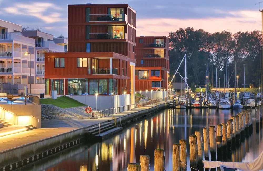 Die Passatvilla am Priwall in Travemünde am Abend, direkt an der Wasserkante